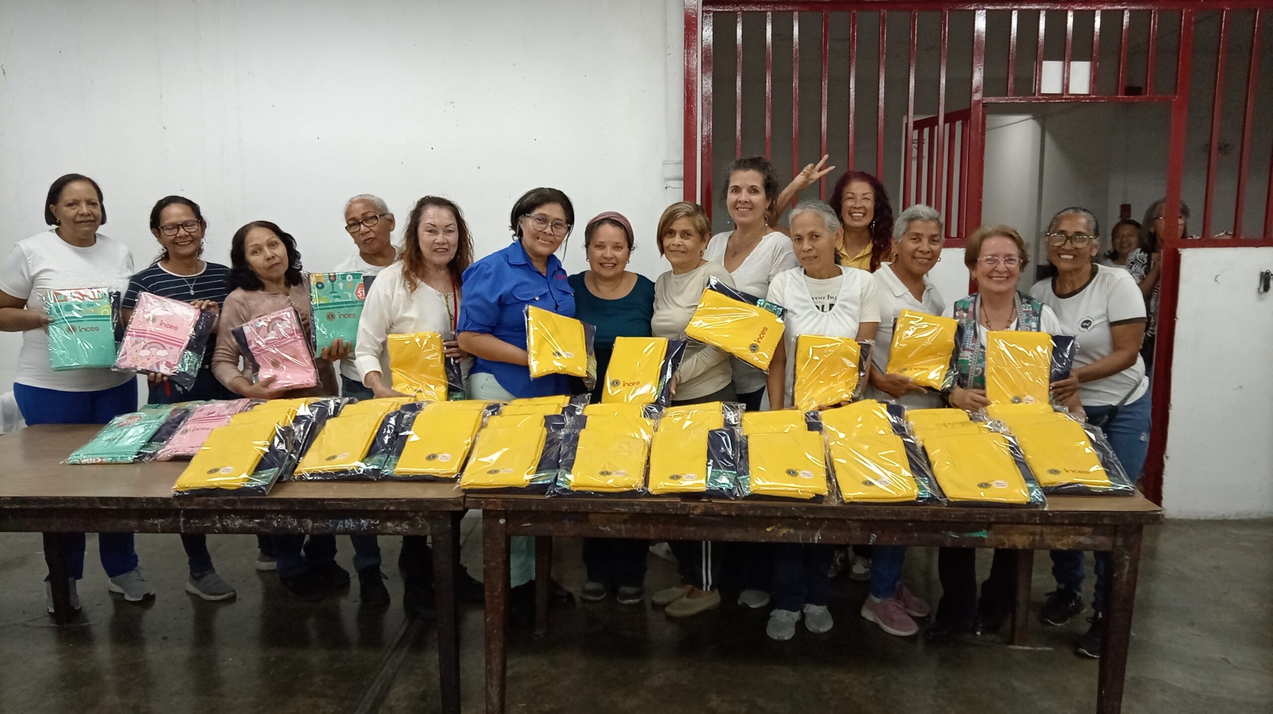 Equipo con los kits de sábanas y toallas
