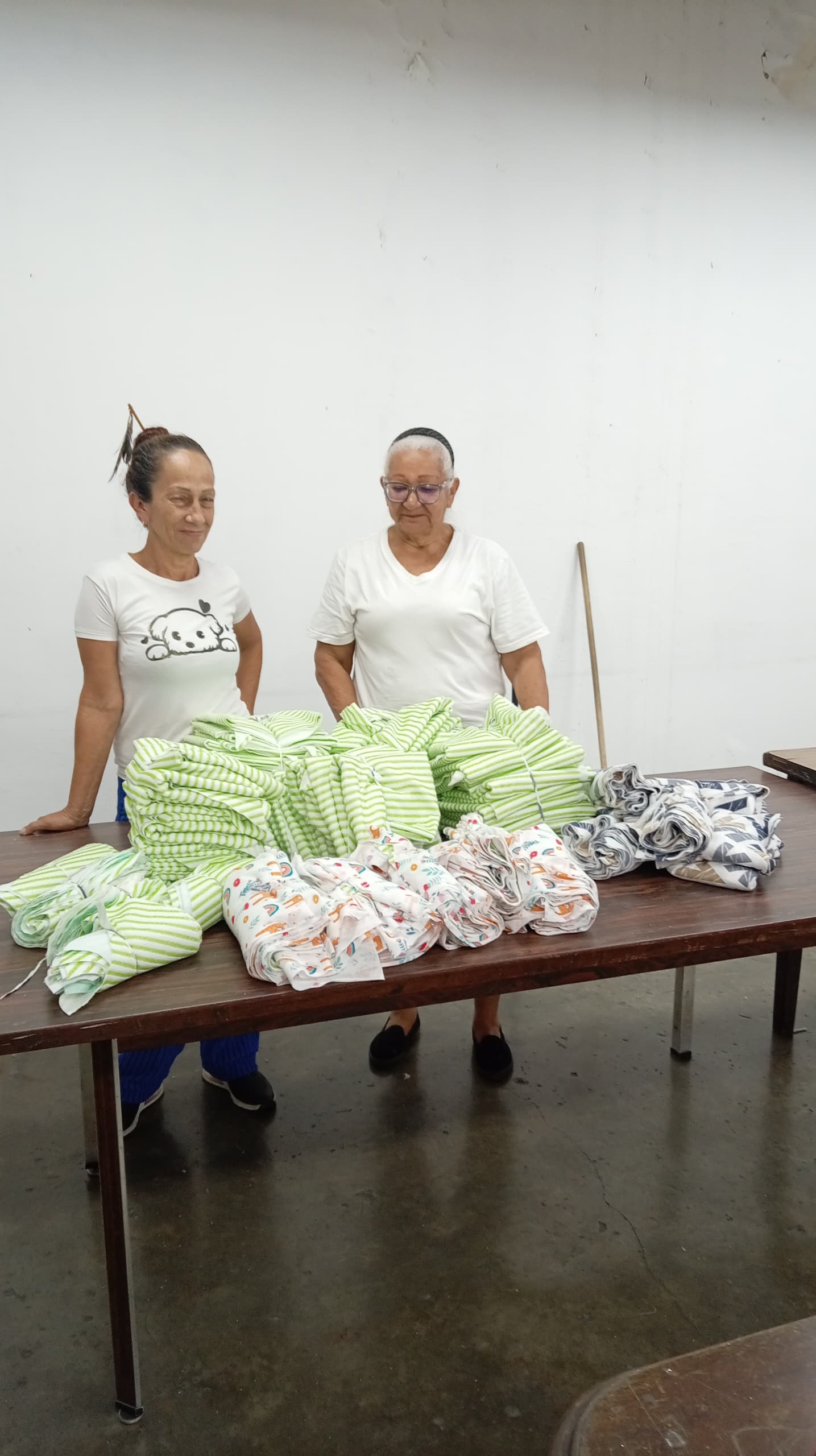 Voluntarios cortando patrones